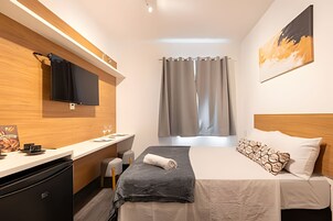 舒适开间 | 遮光窗帘、免费 WiFi、床单