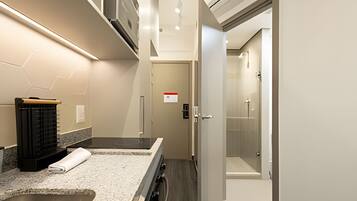 Estudio Confort | Baño | Regadera, secadora de cabello, toallas, jabón