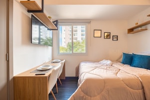 Deluxe Apartment | Blackout drapes, WiFi (free), bed sheets