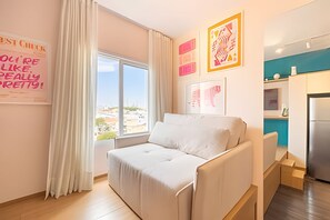 Deluxe apartman | Nappalirész | LED-tévé
