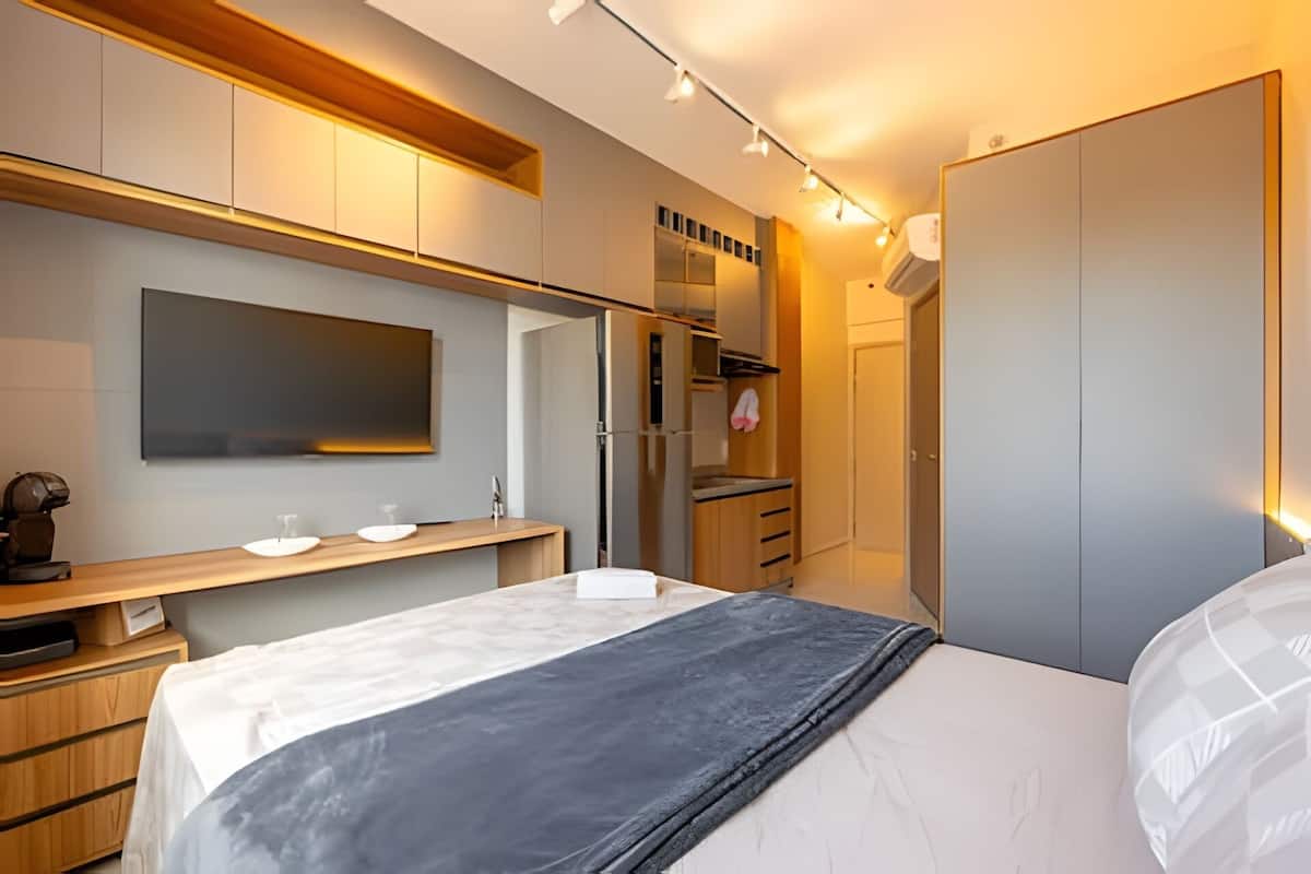 Cortinas blackout, wifi gratis y ropa de cama