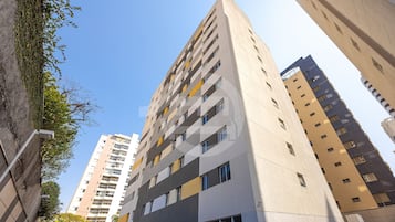 Un edificio de gran altura con múltiples pisos, amplias ventanas y un diseño arquitectónico moderno.