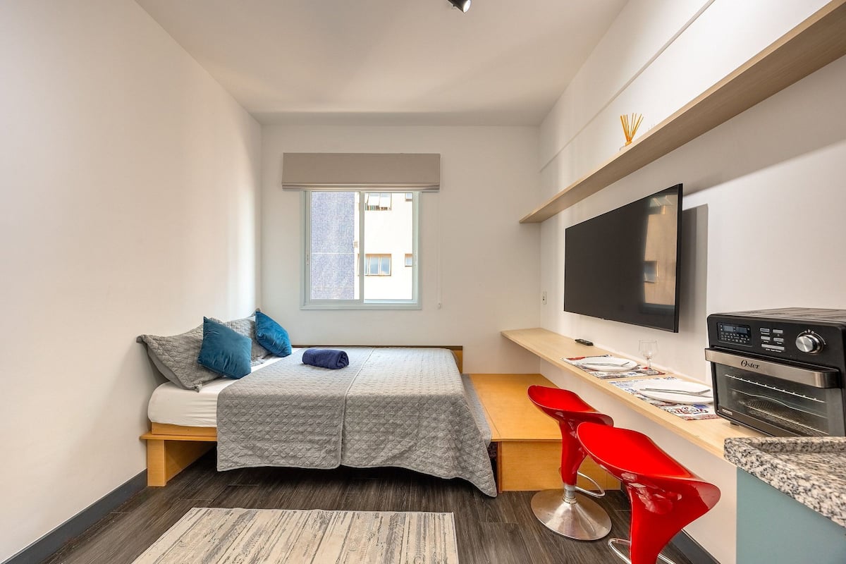 Cortinas blackout, wifi gratis y ropa de cama