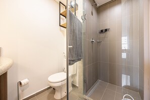 Comfort Studio | Bathroom | Shower, hair dryer, towels, soap - Estudios Neo Home São Caetano (Sao Caetano do Sul)