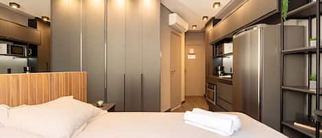 Cortinas blackout, wifi gratis y ropa de cama