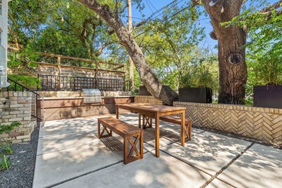 Spacious Design + Outdoor Kitchen in Zilker ACL