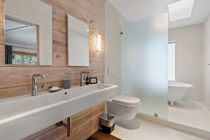 Hair dryer, towels, soap, toilet paper - Spacious Design + Outdoor Kitchen in Zilker ACL (Austin)