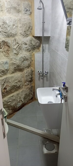 Hair dryer, towels, soap, toilet paper - Delightful 1-bedroom + living room apartment old stone style in Faitroun (Faitroun)
