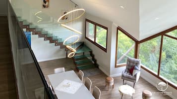 Deluxe-huoneisto, patio, vuoristonäköala | Oleskelualue
