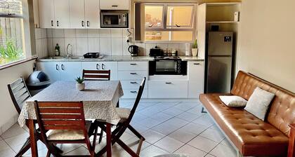 Cosy Coastal Escape - Quiet Hideaway 7 minutes from the Sea