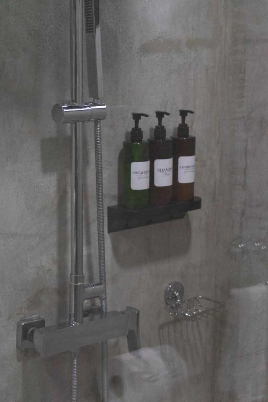 Sèche-cheveux, serviettes fournies, savon, papier toilette