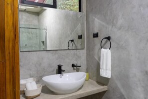 Séchoir à cheveux, serviettes fournies, savon, papier de toilette