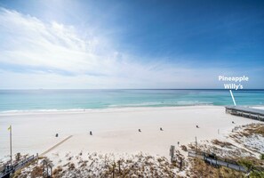 En la playa, camastros y toallas de playa 