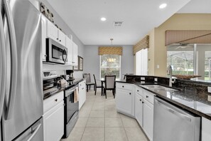 Refrigerador con freezer, microondas, horno, placa de cocina