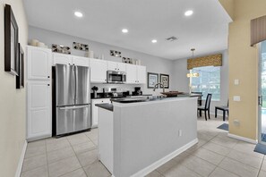 House, 5 Bedrooms, Private Pool | Private kitchen | Full-size fridge, microwave, oven, stovetop