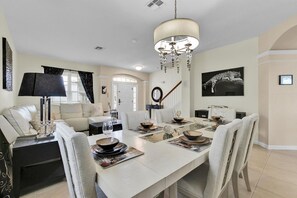Maison, 6 chambres, piscine privée | Salle à manger
