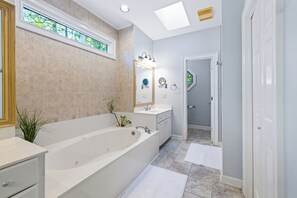 Een haardroger, handdoeken, zeep, shampoo