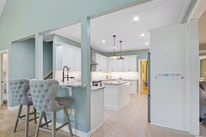 Mikrobølgeovn, ovn, kokeplater og oppvaskmaskin