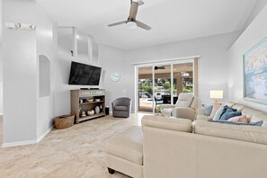 Télévision, livres, espaces bureaux