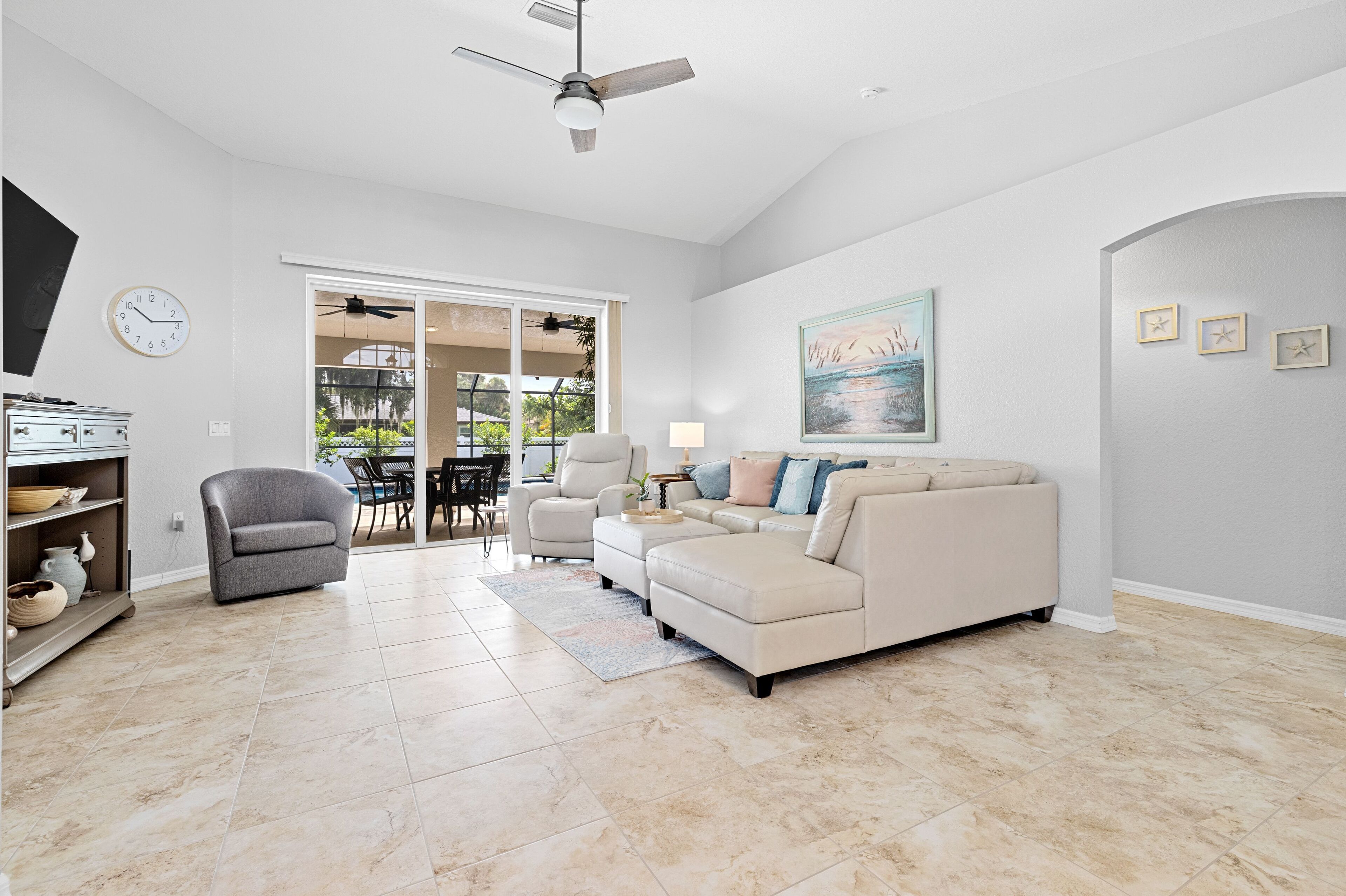 Een televisie, boeken en een kantoor