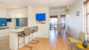 Microwave, oven, dishwasher, coffee/tea maker