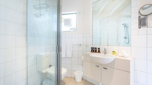 Shower, hair dryer, towels - Como Mezzanine Retreat (Como)