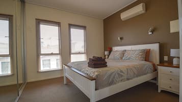 1 dormitori i planxa i posts de planxar