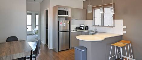 Jääkaappi, mikroaaltouuni, uuni, liesi