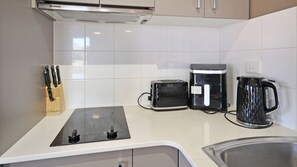 Fridge, microwave, oven, stovetop - Contemporary Crib Generous 1x1 (Port Hedland)