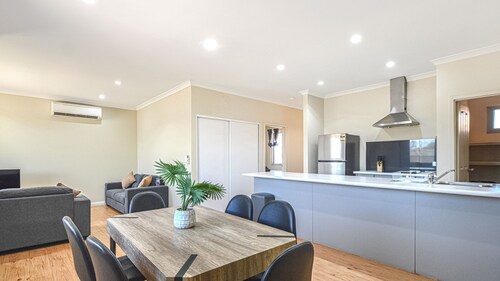 Terrific Townhouse 3x2 in CBD
