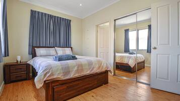 3 habitaciones y tabla de planchar con plancha