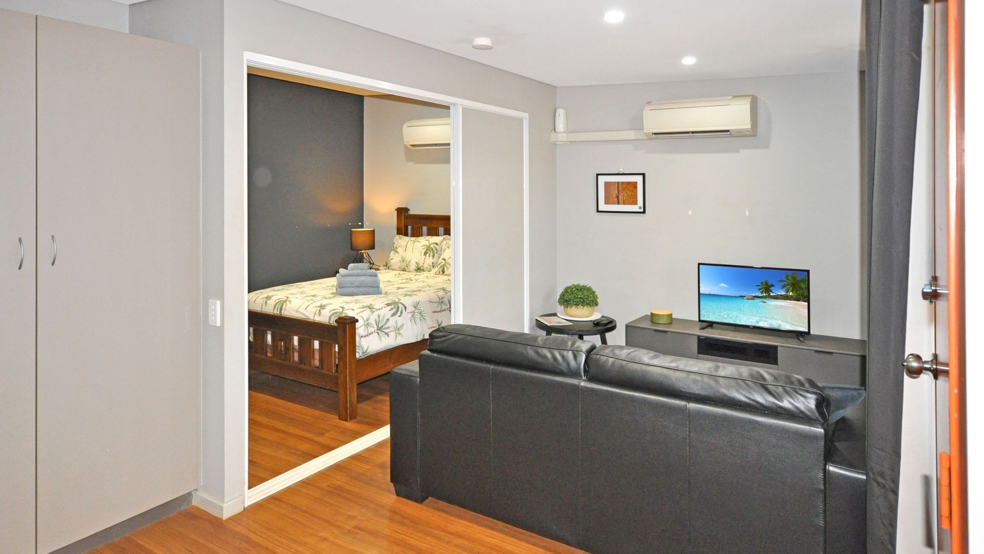 1 camera, ferro/asse da stiro