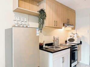 Refrigerador, microondas, placa de cocina, utensilios de cocina