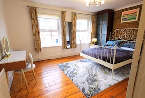 3 habitaciones, tabla de planchar con plancha, wifi y ropa de cama