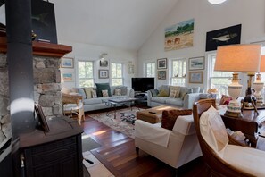 Televisión, chimenea, libros y estéreo 