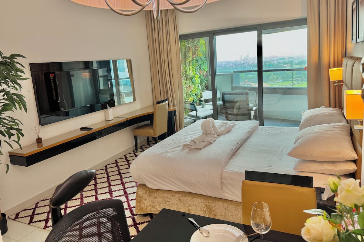 Studio Deluxe, ban công, quang cảnh vườn | Bộ đồ giường cao cấp, nệm có lớp đệm bông, minibar