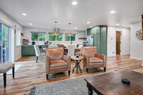 New! 3BR Sleeps 10! Firepit!