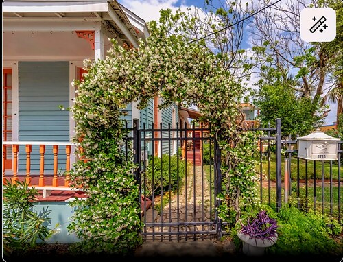 Upstairs Studio Cottage with Balcony, steps from the beautiful Seawall & Fun
