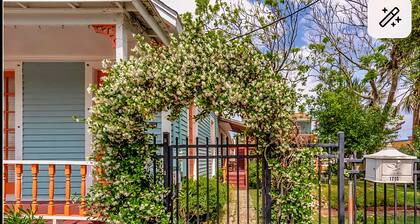 Upstairs Studio Cottage with Balcony, steps from the beautiful Seawall & Fun