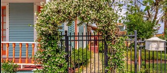 Notable Galveston Cottage / Steps to Seawall Beaches, Sunrises & Local Fun