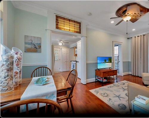 Notable Galveston Cottage / Steps to Seawall Beaches, Sunrises & Local Fun