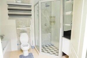 Haartrockner, Handtücher, Seife, Toilettenpapier