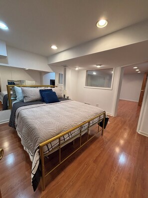 5 habitaciones, tabla de planchar con plancha, wifi y ropa de cama 