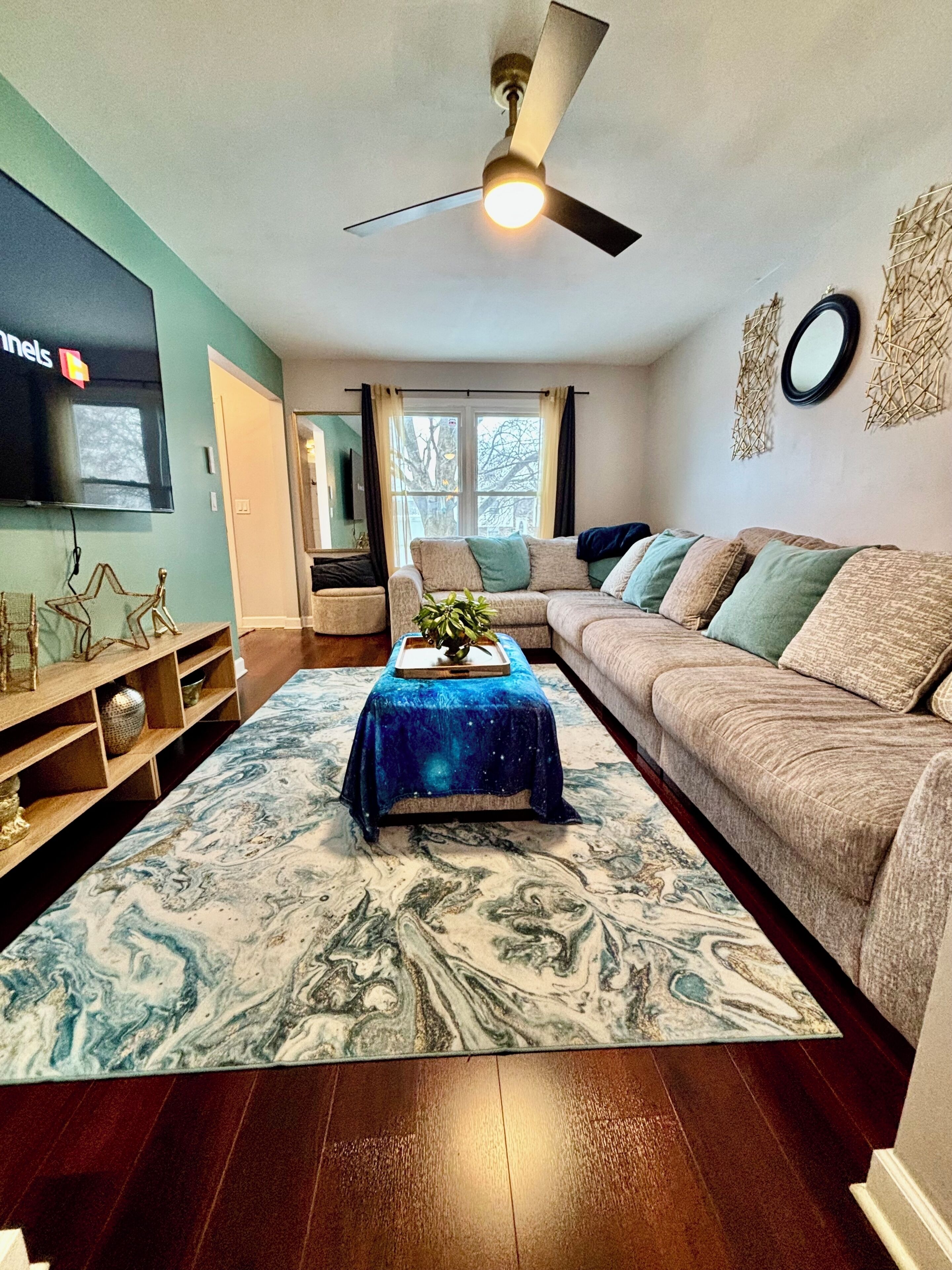 TV, fireplace