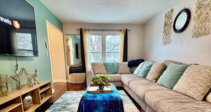 Galactic Oasis Theme Home, Marvelous 5-bedroom house with AC in Aurora, TV’s