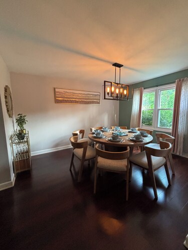 Galactic Oasis Theme Home,  Marvelous 5-bedroom house with AC in Aurora, TV’s