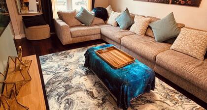 Galactic Oasis Theme Home, Marvelous 5-bedroom house with AC in Aurora, TV’s