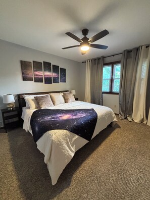 5 bedrooms, iron/ironing board, WiFi, bed sheets - Galactic Oasis Theme Home, Marvelous 5-bedroom house with AC in Aurora, TV’s (Aurora)