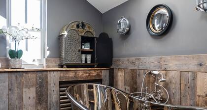 The Cocktail Lounge - sleeps 2 guests in 1 bedrooms