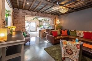 TV connectée, cheminée, chaîne hi-fi